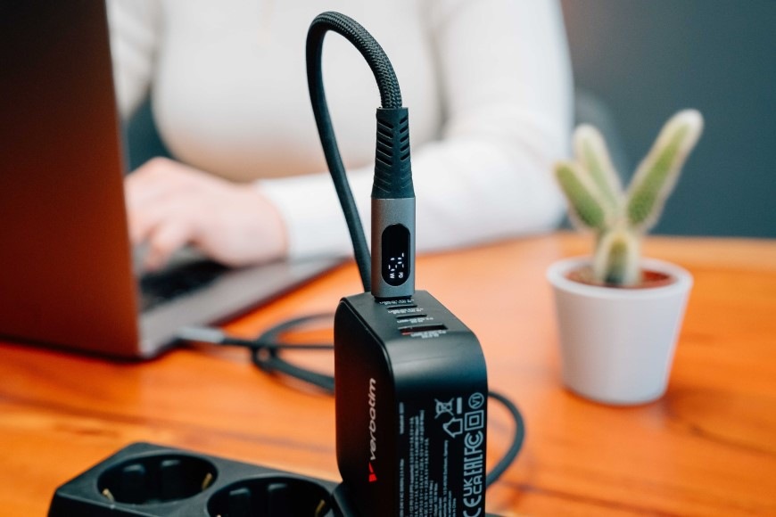 Kabel Verbatim Sync & Charge s displejem USB-C/USB-C 240W 1,2m - černý