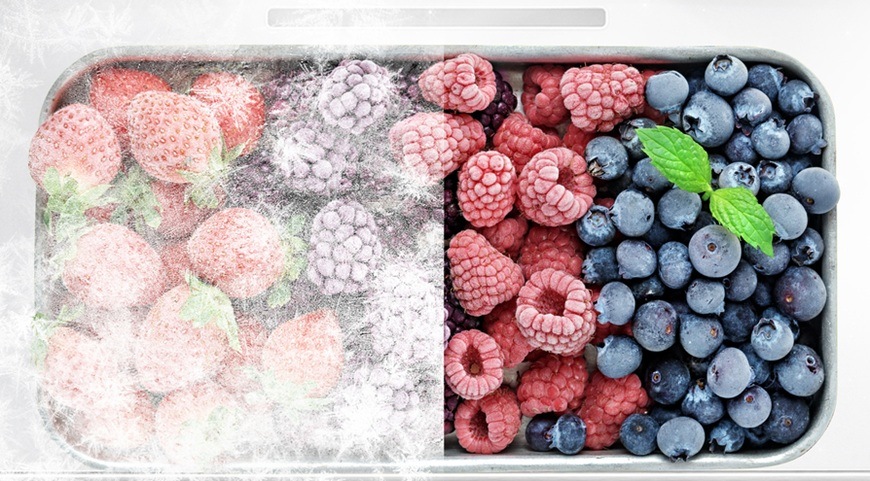 Mražené ovoce v míse, vlevo s vrstvou námrazy a vpravo bez ní, což znázorňuje účinek technologie NoFrost Plus.