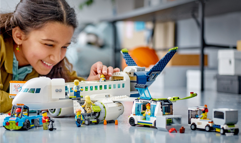 Stavebnice LEGO® City 60367 Osobní letadlo Velké letadlo měří 47 cm na délku a při stavění pomáhá aplikace LEGO Builder s 3D náhledem.