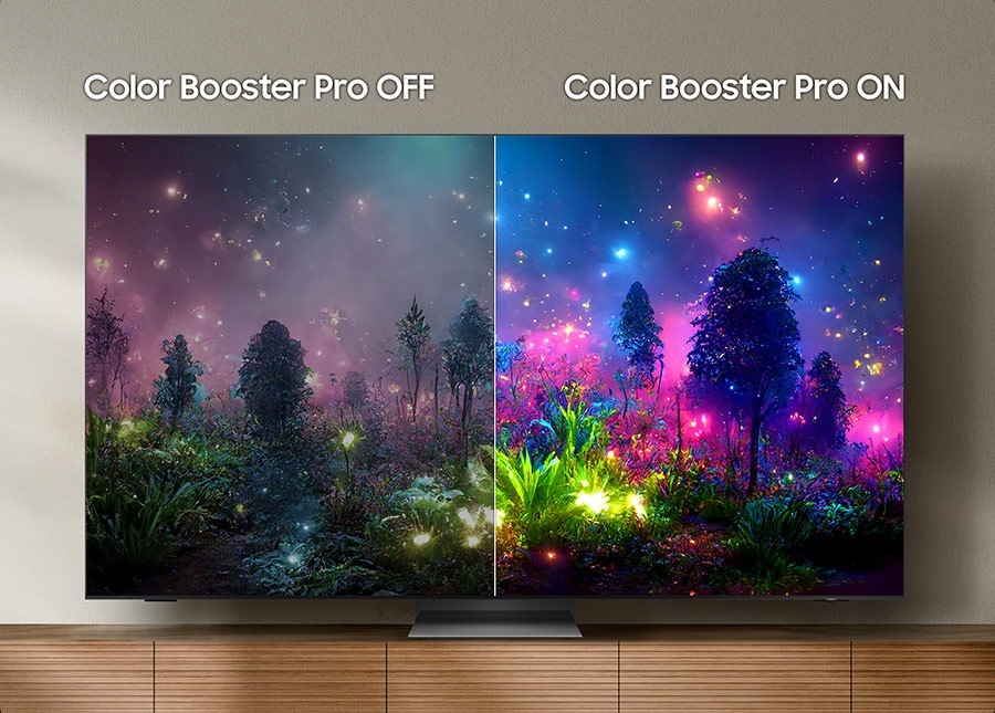 Televize Samsung QE85QN990F Obrazovka zachycující les s barevnými světly, rozpůlený obraz, vlevo méně výrazné barvy a nápis Color Booster Pro OFF – bez funkce Color Booster, vpravo jasné barvy, nápis Color Booster Pro ON – s funkcí Color Booster
