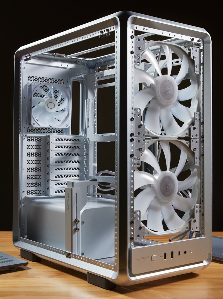 Case Cooler Master MasterFrame 500 Mesh stříbrná Na snímku je vidět do útrob odstrojené skříně, kde jsou dobře vidět ventilátory a vnitřní prostor pro další komponenty.
