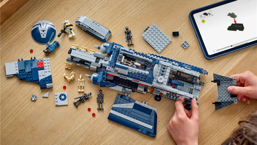 Stavebnice LEGO® Star Wars™ 75435 MTT™ Separatistů z bitvy o Felucii Sklopné panely, pilotní kabina, vystřelovače a STAP spídr ukrývají spoustu herních možností a detailů.