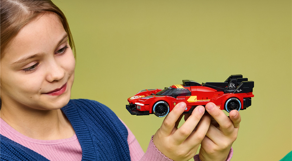 Ferrari 499P mohou děti kombinovat s dalšími vozy LEGO Speed Champions a vytvořit vlastní závodní startovní pole.