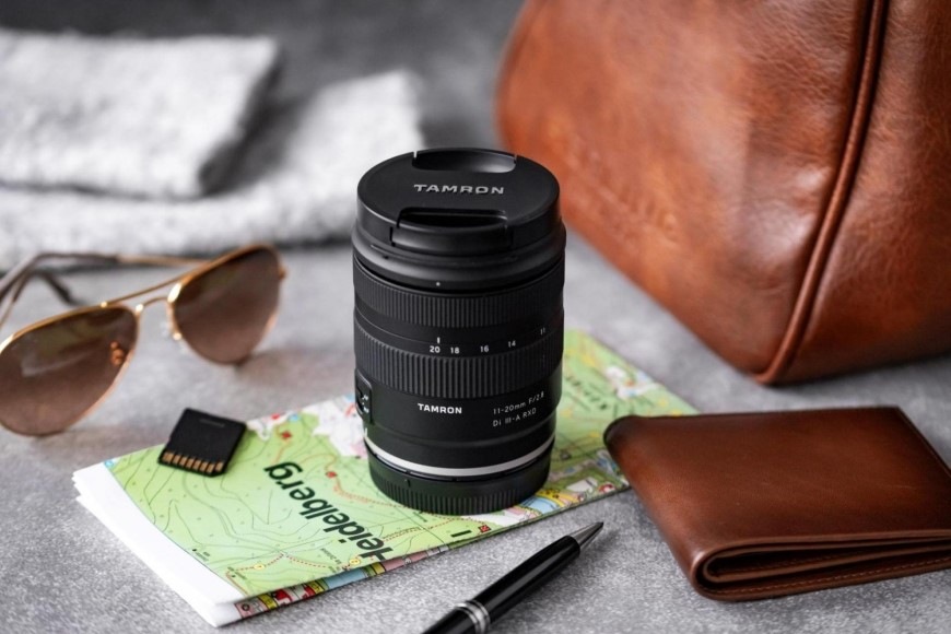 Objektiv Tamron 11-20 mm F/2.8 Di III-A RXD (Canon RF-S) černý Lehký a kompaktní objektiv Tamron 11–20 mm F/2.8 Di III-A RXD je položený na mapě vedle dalšího cestovního vybavení