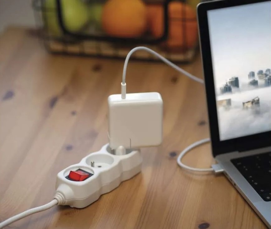 Kabel prodlužovací EMOS 2 x zásuvka, vypínač, 1,4m bílý Kabel prodlužovací EMOS 2 x zásuvka, vypínač, 1,4m - bílý