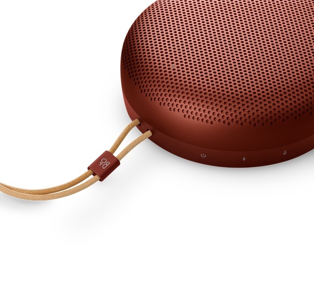 Přenosný reproduktor Bang & Olufsen Beosound A1 (3rd Gen) červený Přenosný reproduktor Bang & Olufsen A1 (3rd Gen), červený – detail ovládání