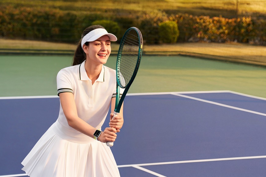 Žena hraje tenis s hodinkami Huawei Watch Fit 5 Pro
