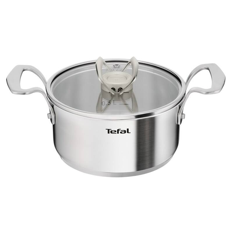 Nerezový kastrol Tefal s průměrem 18 cm.