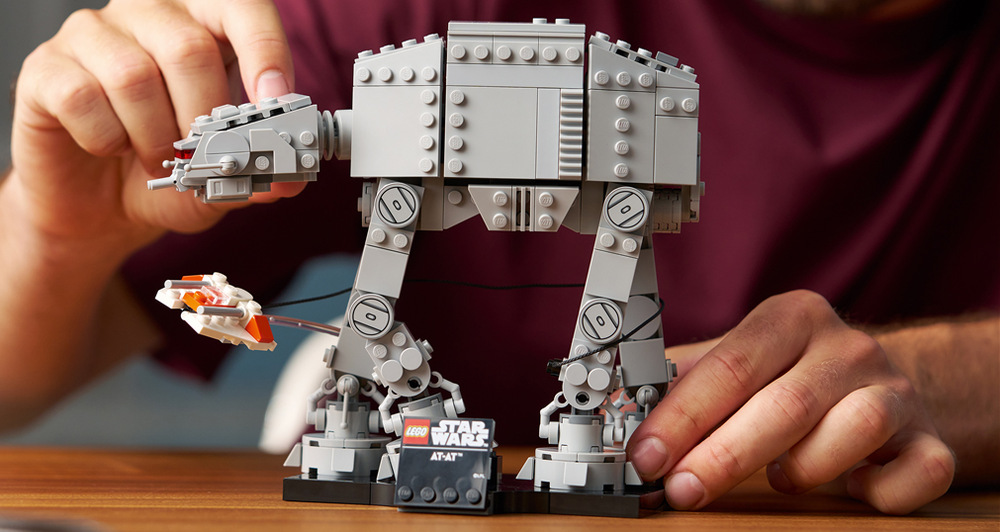 Ikonický AT-AT v typickém provedení připomíná legendární imperiální stroj z filmu Star Wars: Impérium vrací úder.