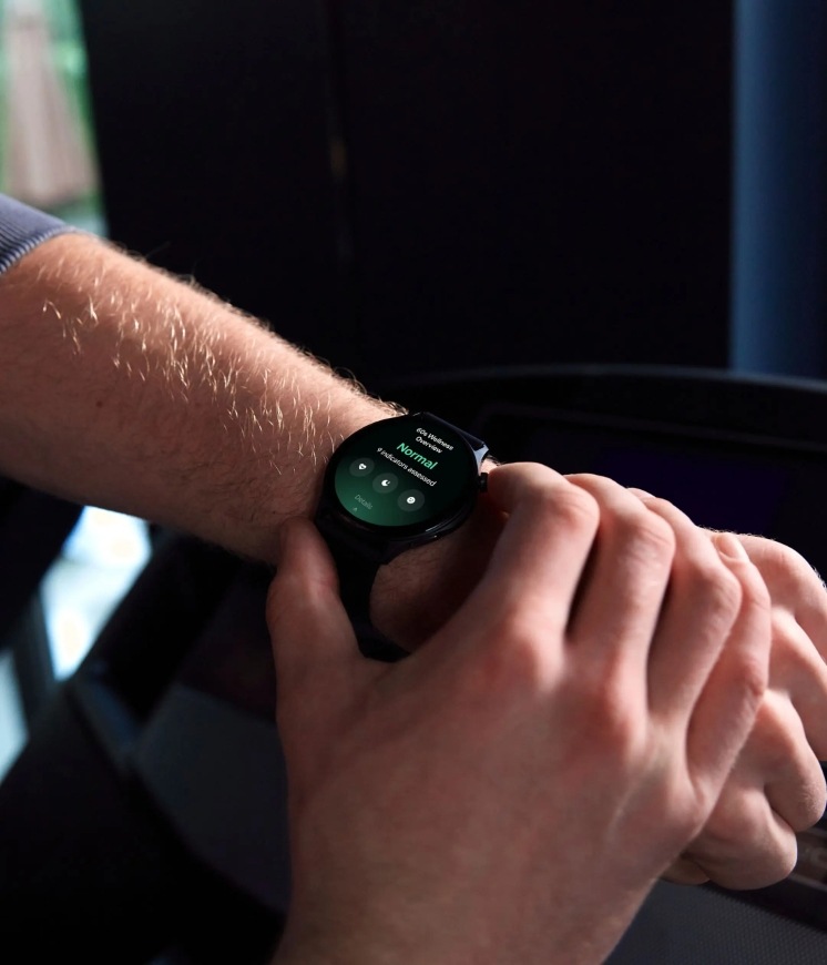 Chytré hodinky OnePlus Watch Lite stříbrné Muž kontroluji hodnoty Wellness na chytrých hodinkách OnePlus Watch Lite