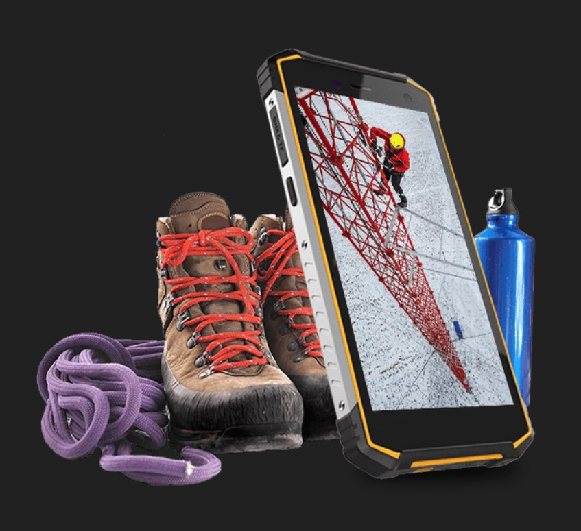 Mobilní telefon myPhone Hammer Energy X2 6 GB / 128 GB černý/oranžový Kolečkové brusle a lano vedle telefonu myPhone Hammer Energy X2 znázorňující sportovní design