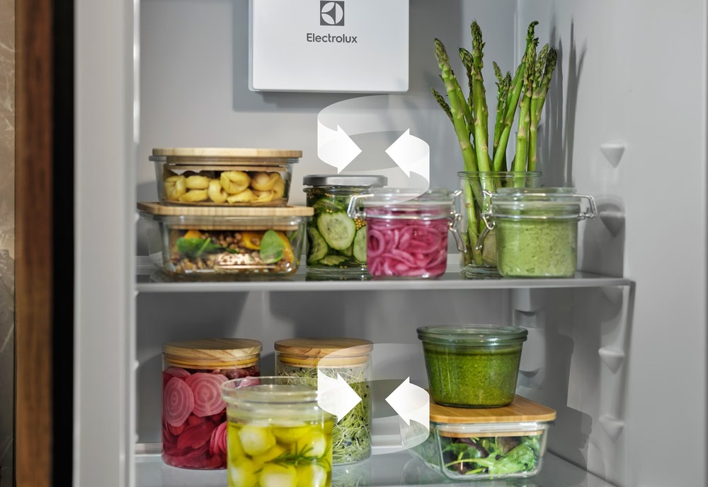 Otevřená lednice Electrolux, ve které jsou dózy se zeleninou. Kolem je šipkami znázorněna cirkulace chladného vzduchu.