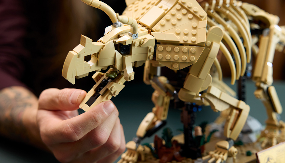 Realistická dinosauří fosilie nabízí dospělým fanouškům náročnější stavění a netradiční sběratelský model.