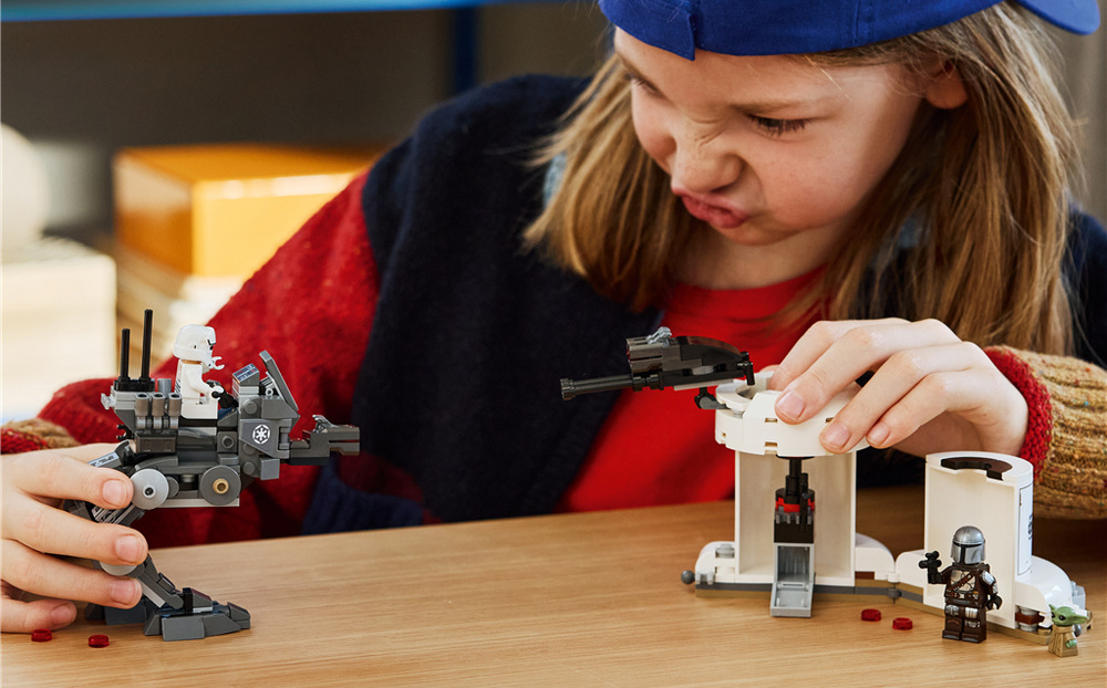 Stavebnice LEGO® Star Wars™ 75444 Útok AT-RT™ Pohyblivé nohy, dvojitý vystřelovač a nastavitelná palubní deska dávají AT-RT spoustu herních možností.