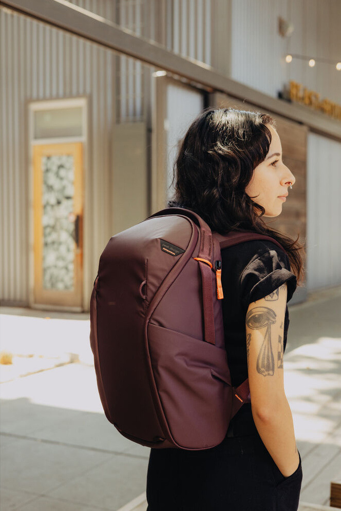 Batoh Peak Design Everyday Backpack 15L Zip vínový Batoh Peak Design Everyday Backpack 15L Zip vínový