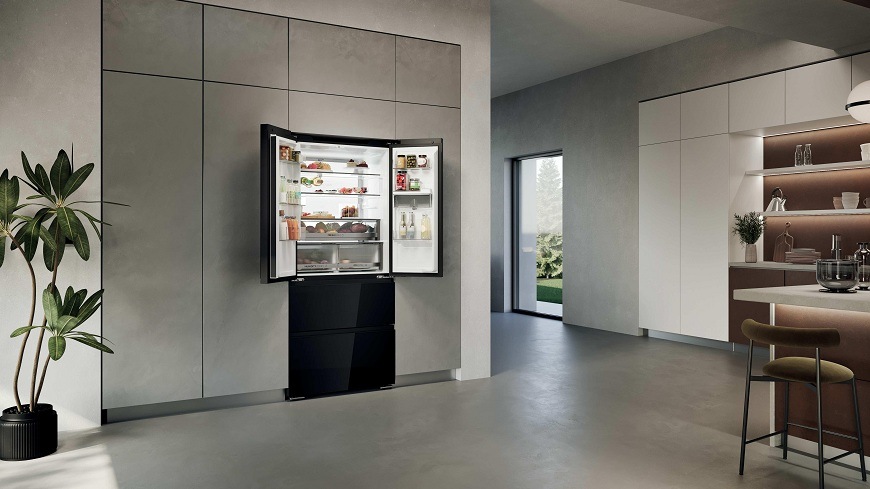 otevřená černá chladnička french door haier HFKR7819DNGB zabudovaná ve stěně mírně ze strany, uvnitř svítí led osvětlení