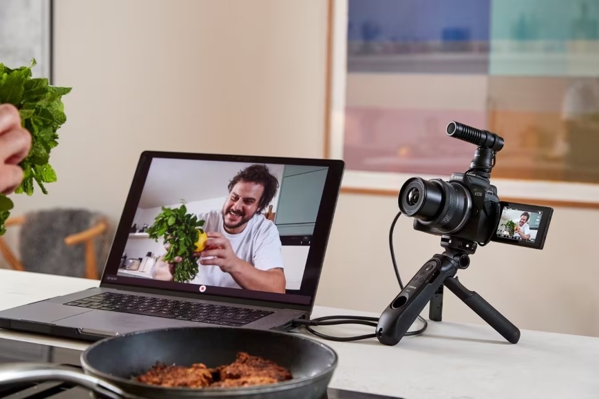 Počítač se streamovaným obrazem z kamery Canon EOS R50