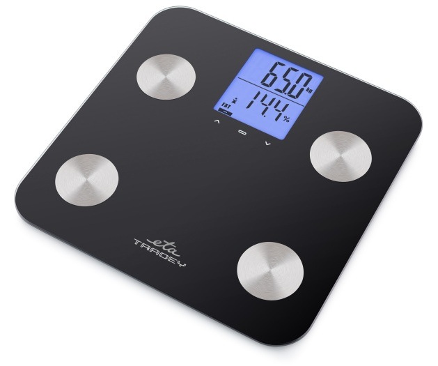 Černá digitální osobní váha ETA Tracey s modře podsvíceným LCD displejem a nerezovými elektrodami pro měření tělesných parametrů