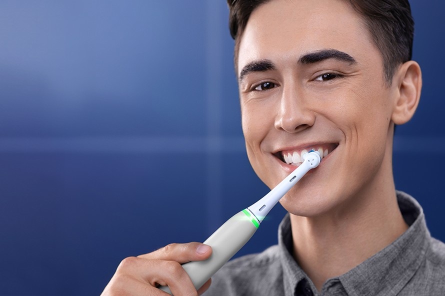 Zubní kartáček Oral-B iO6 Series Duo Pack Black / Pink Sand černý/růžový Muž si čistí zuby kartáčkem