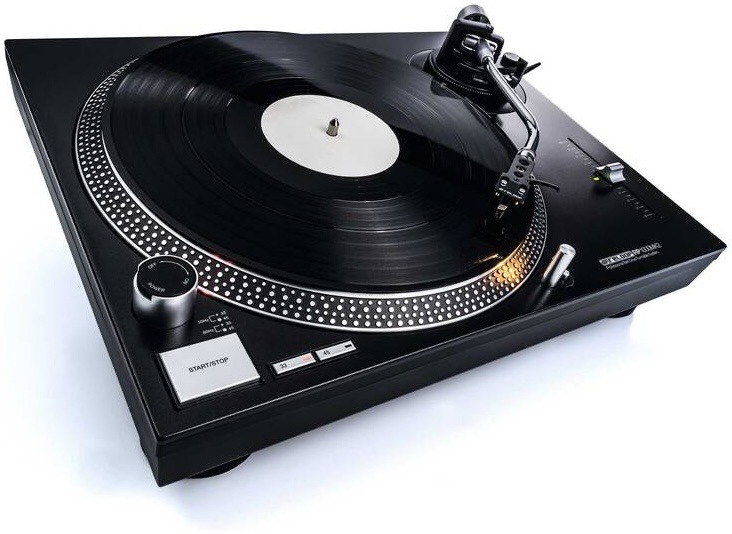 detail gramofonu Reloop RP-1000 MK2 při přehrávání vinylové desky