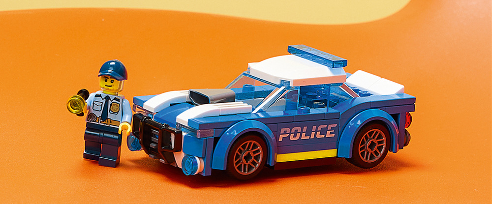 94 dílků vytvoří kompaktní policejní auto, které se hodí k hraní doma i na cestách a snadno se přenáší.
