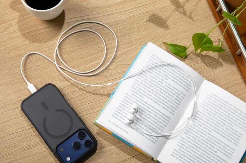 Sluchátka Sennheiser CX80U bílá Sluchátka Sennheiser CX80U na obrázku s knihou a smartphone