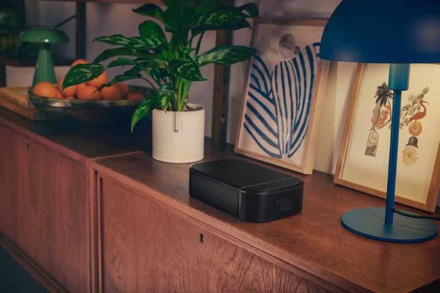 Odnímatelný reproduktor JBL BAR 800 MK2 na poličce