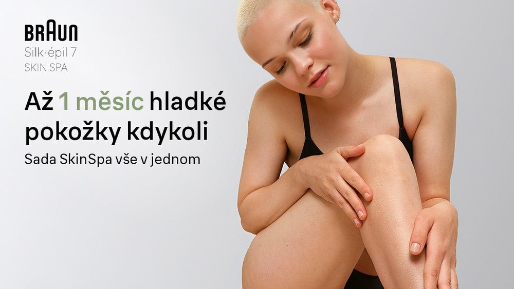 Žena hladící si oholenou nohu