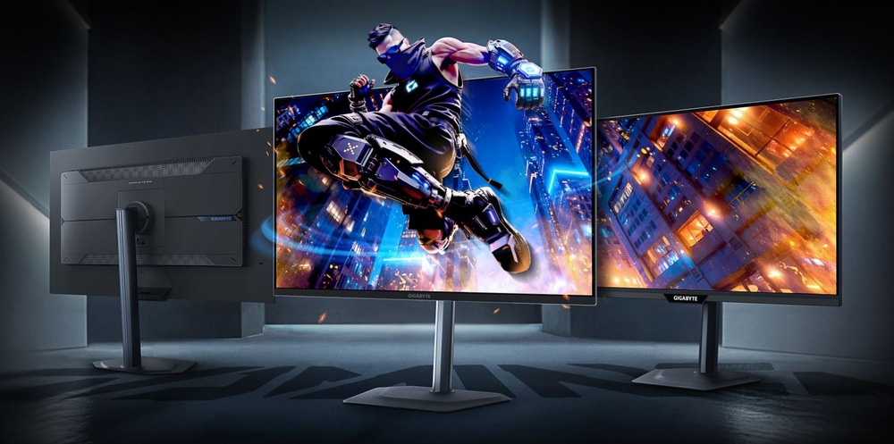 Herní monitor GIGABYTE MO27Q3 černý V temné místnosti jsou tři monitory. Prostřední monitor zobrazuje futuristickou, akcí nabitou scénu s herní postavou, která skáče.