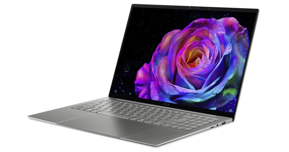 Otevřený a zapnutý notebook Acer Swift 16 AI (SF16-71T-92X4) otočený doleva