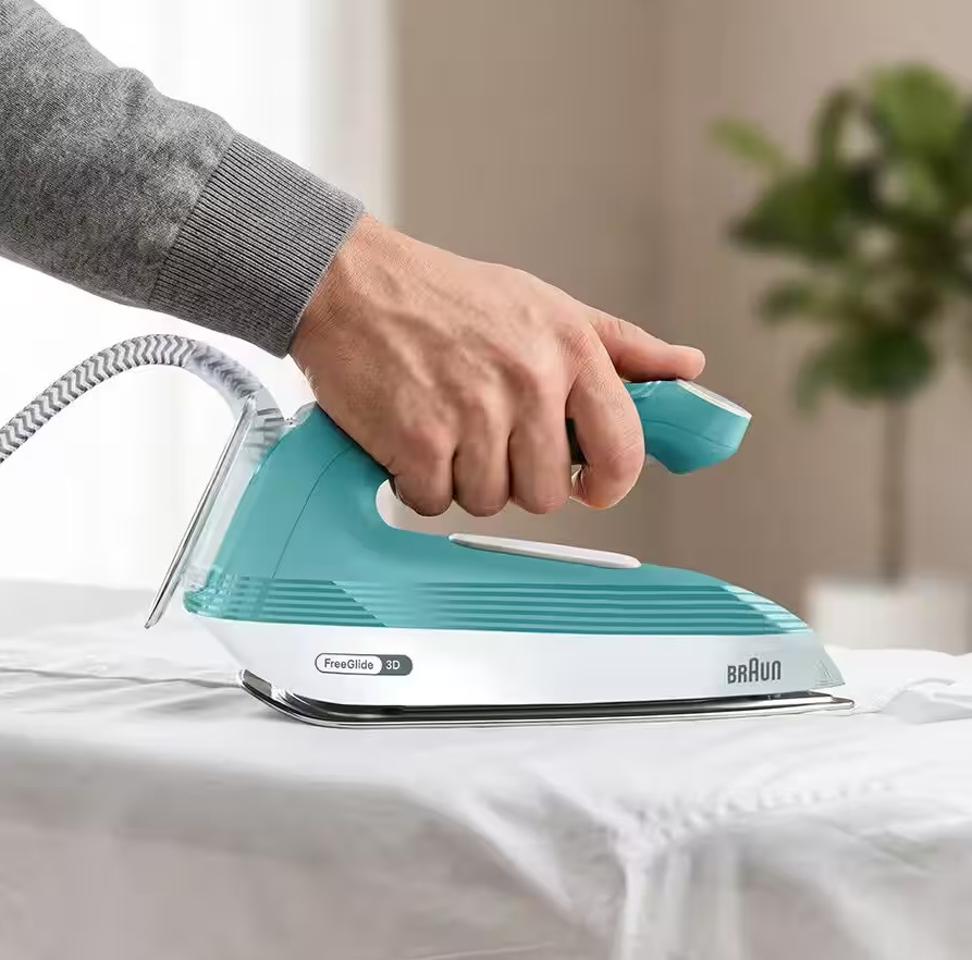 Žehlicí systém Braun Upstyle 2 IS2745.BL modrý Muž žehlí pánskou košili napařovačem Braun IS2735.GR Upstyle 2