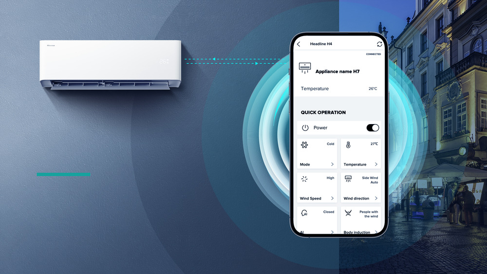 Mobilní telefon s puštěnou aplikaci ConnectLife, pomocí které je možné ovládat klimatizaci Hisense na dálku. V pozadí je vidět klimatizace, jak reaguje.