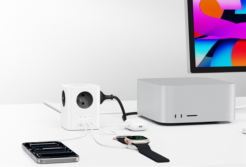 Rozbočovací zásuvka Cubenest obsahuje výsuvný USB-C kabel s délkou 70 cm