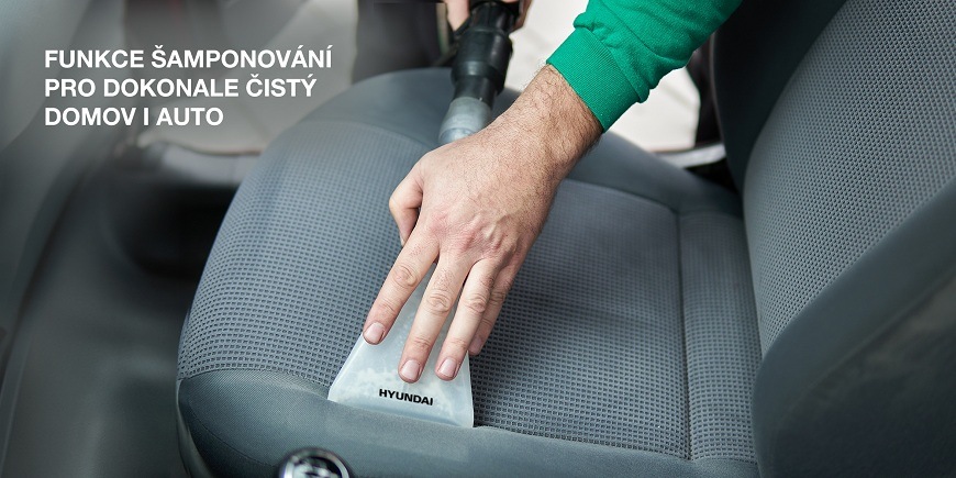 Víceúčelový vysavač Hyundai VC5850 černý/žlutý/nerez Detailní záběr na funkci šamponování autosedačky s hubicí Hyundai VC5850 pro dokonale čistý interiér vozu