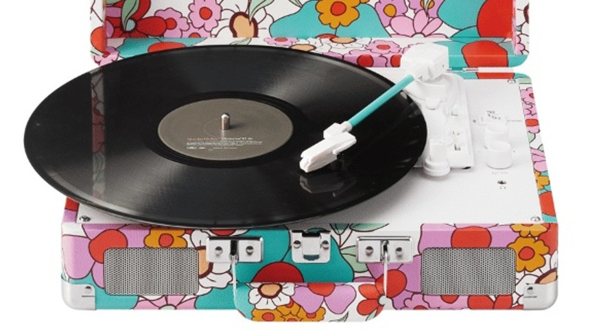 Gramofon Crosley Cruiser Plus vícebarevný Bluetooth v režimu vstupu i výstupu doplňuje AUX, RCA a 3,5mm jack pro široké možnosti připojení.
