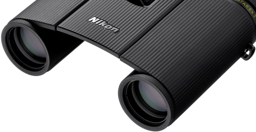 Dalekohled Nikon Sportstar EX II 8×25 černý Detail objektivů a vroubkovaného těla dalekohledu Nikon Sportstar EX II 8×25