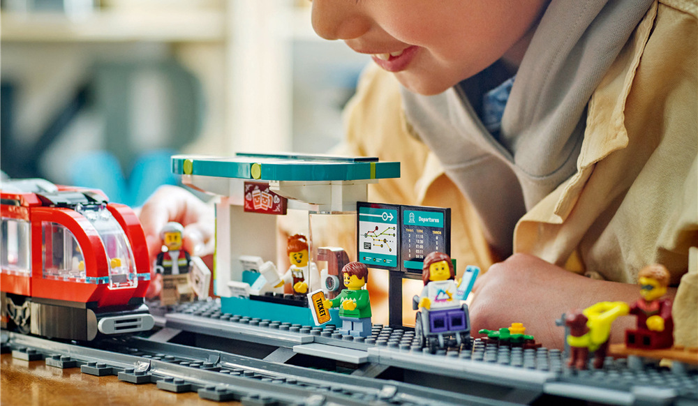 Stavebnice LEGO® City 60423 Tramvaj a zastávka v centru města Šest minifigurek, vodicí pes a řada doplňků promění stavebnici LEGO City v malý kousek živého města.