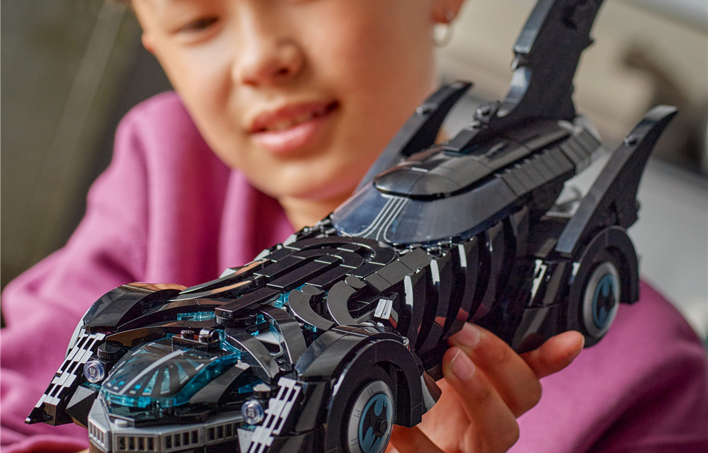 Stavebnice LEGO® DC Batman™ 76304 Batman navždy™ Batmobil Hotový Batmobil měří přes 41 cm na délku a díky autentickému vzhledu výrazně vynikne na poličce či ve vitríně.