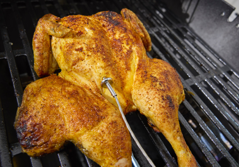Kuře připravované na grilu Weber Spirit EPX-435 s kontrolou teploty pomocí sondy