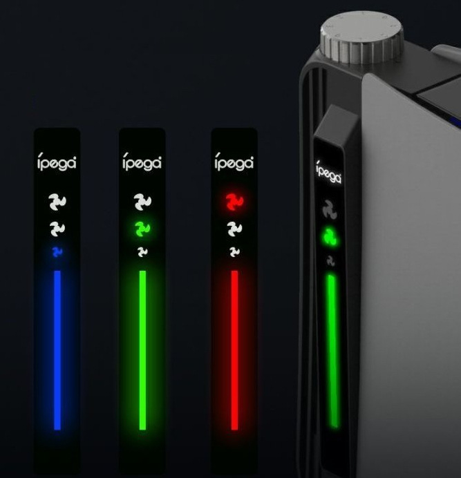 Chladič iPega P5031 - PS5 černý Na obrázku je detail chladiče iPega P5031 pro PS5 s ukázkou tří režimů podsvícení a výkonu ventilátoru. Vlevo jsou tři úzké černé panely: první svítí modře, druhý zeleně a třetí červeně. Na každém panelu jsou ikony ventilátoru, přičemž rozsvícená ikona ukazuje zvolený stupeň. Vpravo je chladič nasazený na boku konzole PS5, kde svítí zelený pruh i zelená ikona režimu. Nahoře je vidět stříbrné otočné kolečko.
