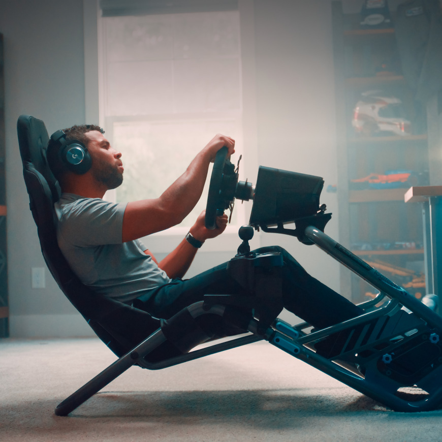 Hráč používající pedály Logitech G PRO Racing Pedals v domácím závodním kokpitu