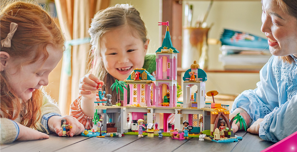 Stavebnice LEGO® │ Disney 43267 Hrad princezen a královští domácí mazlíčci Hrad nabízí skrytá zákoutí, otevírací vodopád, poklad i lukostřelbu pro nápadité hraní.