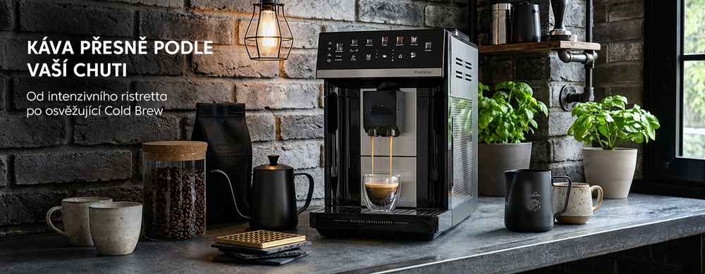 Automatický espresso kávovar ETA Ristello připravující kávu do sklenice na kuchyňské lince. Banner s textem: Káva přesně podle vaší chuti – od intenzivního ristretta po osvěžující Cold Brew