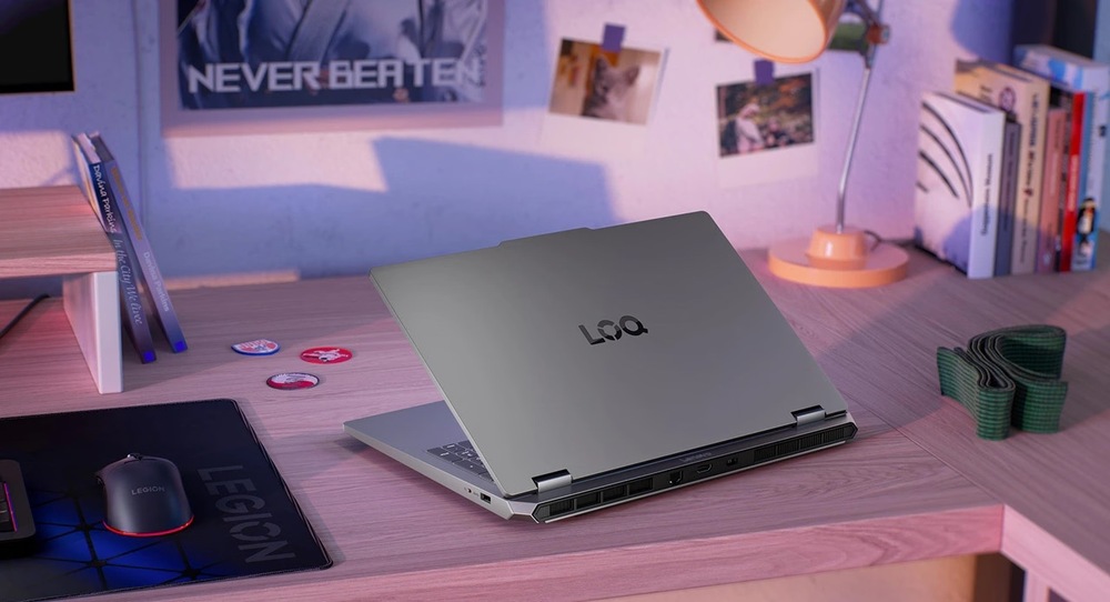 Zadní pohled na notebook Lenovo LOQ na pracovním stole ukazuje robustní šasi, porty a větrací otvory