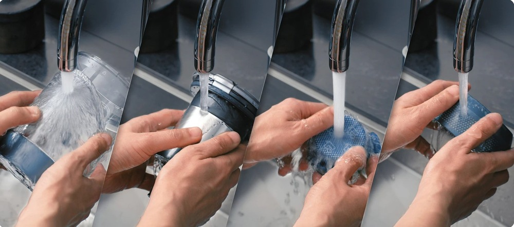 Tyčový vysavač Samsung BESPOKE Jet pet VS20A95823W/GE bílý Koláž čtyř fotografií, na nichž ruce umývají pod kohoutkem s proudem vody jednotlivé části prachového koše vysavače