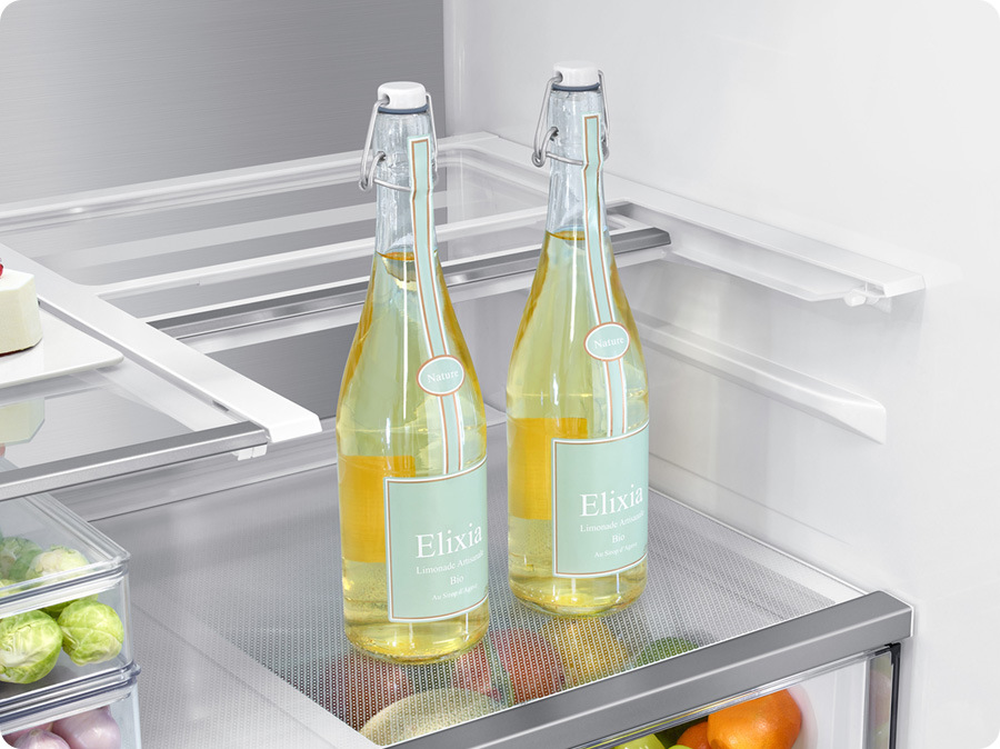 Dvě vysoké lahve postavené v dvoustupňové skládací poličce