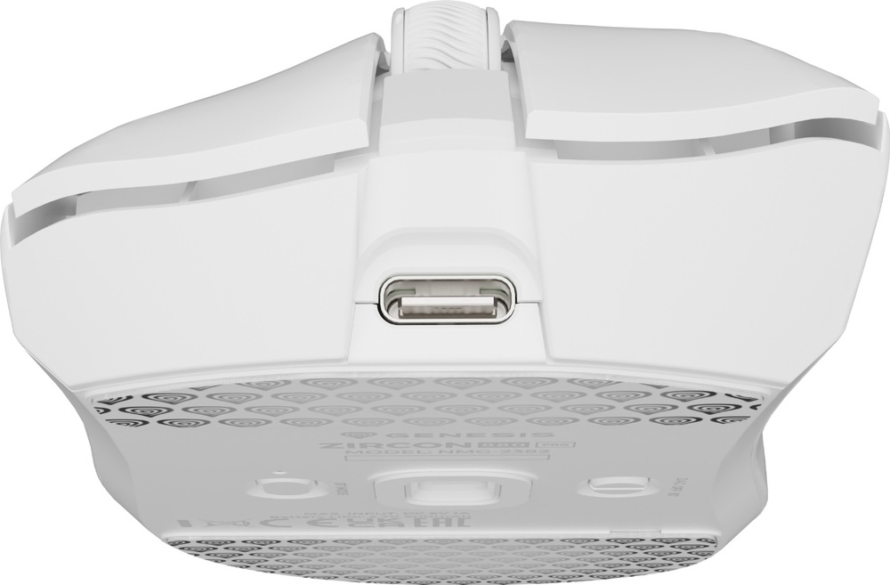 Myš Genesis Zircon 880 PRO bílá Detail přední a spodní části bílé myši Genesis Zircon 880 PRO. Uprostřed přední strany je nabíjecí konektor USB-C, na spodní ploše jsou optický senzor, přepínače a kluzáky.