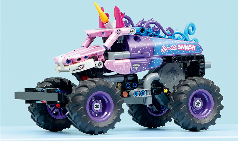 Monster truck Sparkle Smash zaujme výrazným vzhledem, který kombinuje technický základ s třpytivými hvězdami a rohem jednorožce.