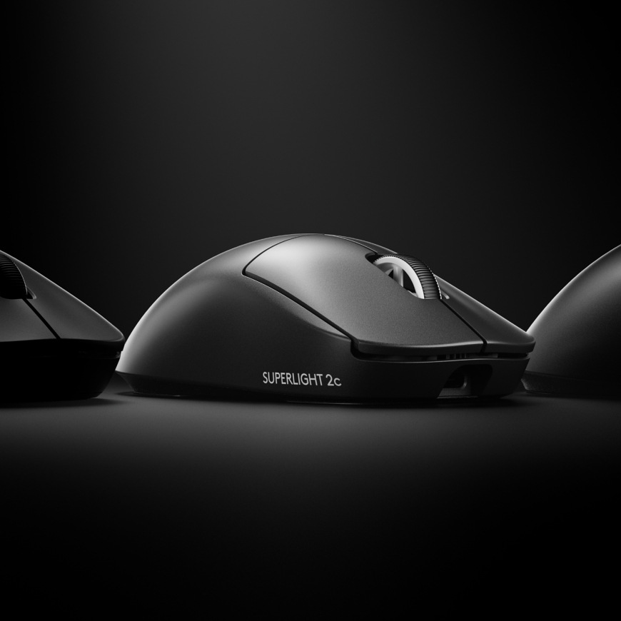 Boční pohled na myš Logitech G PRO X Superlight 2c SE na tmavém pozadí s označením SUPERLIGHT 2c