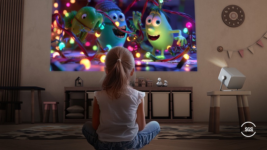 Laser TV Hisense M2SE PRO promítá na stěnu místnosti pohádku, kterou sleduje malá holčička sedící na podlaze